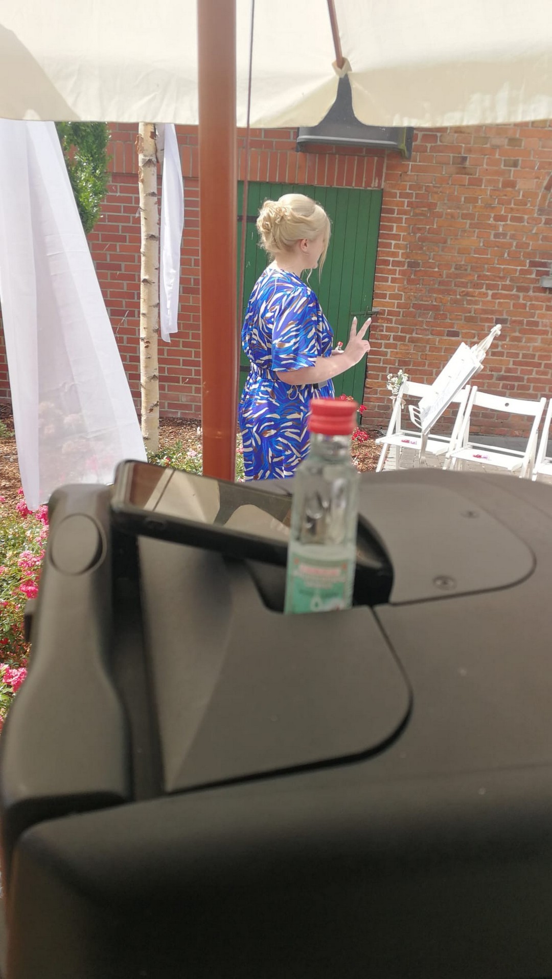 Anstossen bei einer Freien Trauung  in Schwanewede auf das Hochzeitspaar